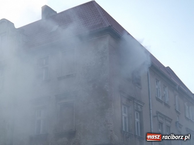 Zdjęcie w galerii na portalu naszraciborz.pl: Pożar w kamienicy na rogu Mariańskiej i Michejdy! Jedna osoba ranna wiadomości z regionu