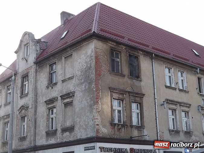 Zdjęcie w galerii na portalu naszraciborz.pl: Pożar w kamienicy na rogu Mariańskiej i Michejdy! Jedna osoba ranna wiadomości z regionu