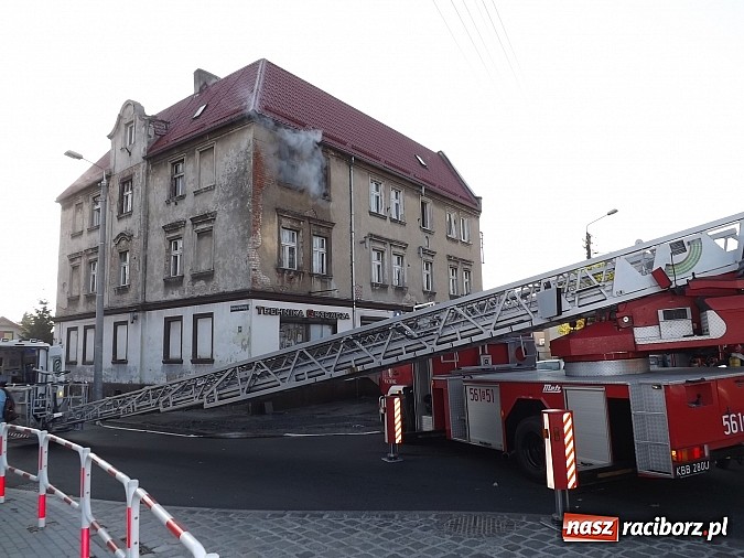 Zdjęcie w galerii na portalu naszraciborz.pl: Pożar w kamienicy na rogu Mariańskiej i Michejdy! Jedna osoba ranna wiadomości z regionu