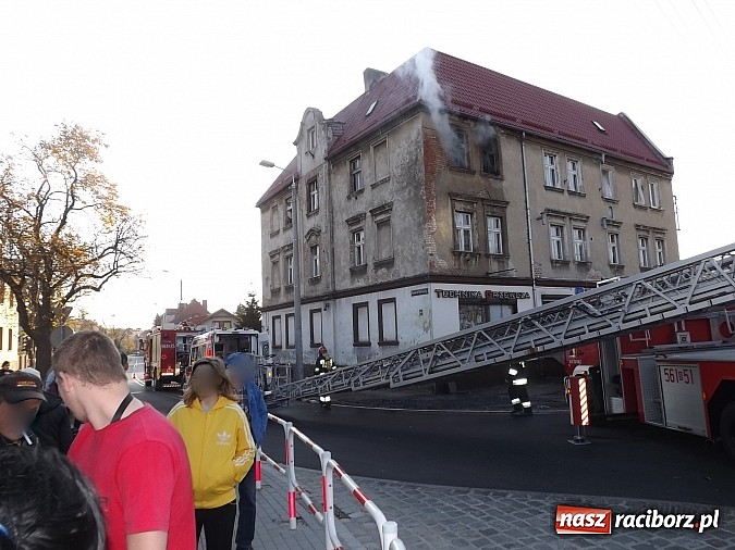 Zdjęcie w galerii na portalu naszraciborz.pl: Pożar w kamienicy na rogu Mariańskiej i Michejdy! Jedna osoba ranna wiadomości z regionu