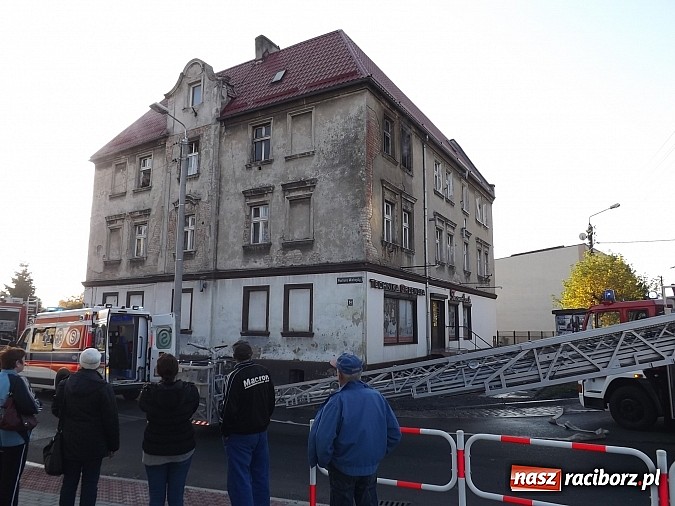 Zdjęcie w galerii na portalu naszraciborz.pl: Pożar w kamienicy na rogu Mariańskiej i Michejdy! Jedna osoba ranna wiadomości z regionu