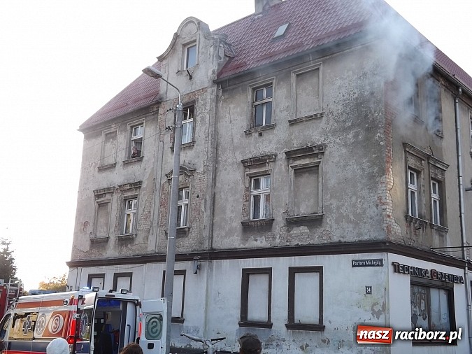 Zdjęcie w galerii na portalu naszraciborz.pl: Pożar w kamienicy na rogu Mariańskiej i Michejdy! Jedna osoba ranna wiadomości z regionu