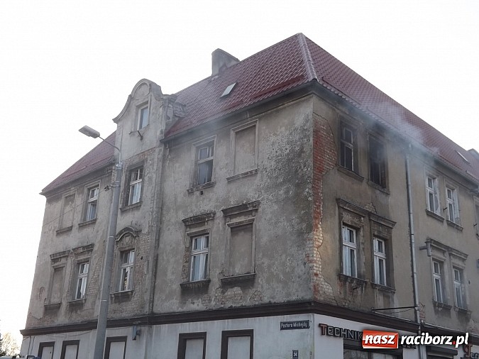 Zdjęcie w galerii na portalu naszraciborz.pl: Pożar w kamienicy na rogu Mariańskiej i Michejdy! Jedna osoba ranna wiadomości z regionu