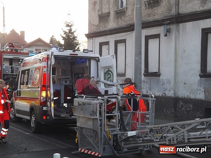 Zdjęcie w galerii na portalu naszraciborz.pl: Pożar w kamienicy na rogu Mariańskiej i Michejdy! Jedna osoba ranna wiadomości z regionu