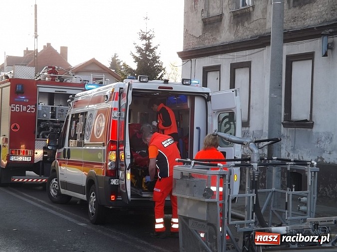 Zdjęcie w galerii na portalu naszraciborz.pl: Pożar w kamienicy na rogu Mariańskiej i Michejdy! Jedna osoba ranna wiadomości z regionu