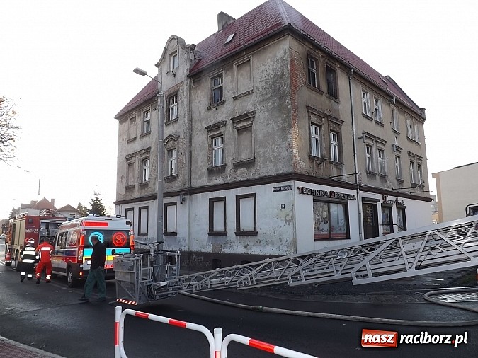 Zdjęcie w galerii na portalu naszraciborz.pl: Pożar w kamienicy na rogu Mariańskiej i Michejdy! Jedna osoba ranna wiadomości z regionu