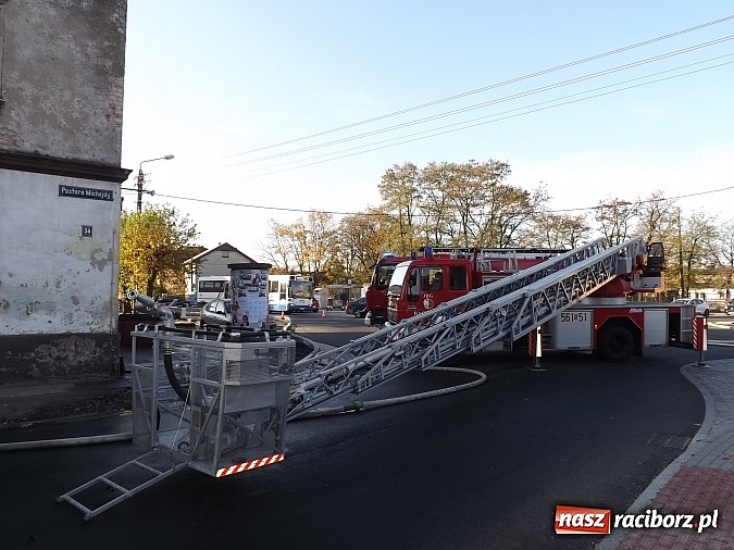 Zdjęcie w galerii na portalu naszraciborz.pl: Pożar w kamienicy na rogu Mariańskiej i Michejdy! Jedna osoba ranna wiadomości z regionu