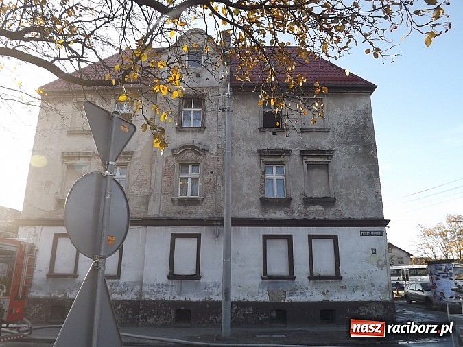 Zdjęcie w galerii na portalu naszraciborz.pl: Pożar w kamienicy na rogu Mariańskiej i Michejdy! Jedna osoba ranna wiadomości z regionu