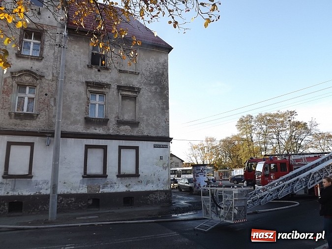 Zdjęcie w galerii na portalu naszraciborz.pl: Pożar w kamienicy na rogu Mariańskiej i Michejdy! Jedna osoba ranna wiadomości z regionu