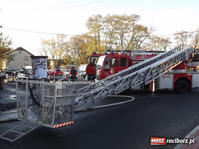 Zdjęcie w galerii na portalu naszraciborz.pl: Pożar w kamienicy na rogu Mariańskiej i Michejdy! Jedna osoba ranna wiadomości z regionu
