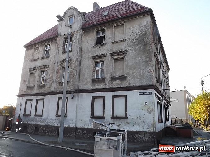 Zdjęcie w galerii na portalu naszraciborz.pl: Pożar w kamienicy na rogu Mariańskiej i Michejdy! Jedna osoba ranna wiadomości z regionu