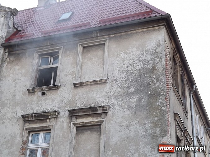 Zdjęcie w galerii na portalu naszraciborz.pl: Pożar w kamienicy na rogu Mariańskiej i Michejdy! Jedna osoba ranna wiadomości z regionu