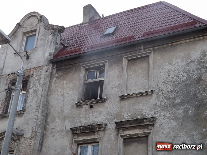 Zdjęcie w galerii na portalu naszraciborz.pl: Pożar w kamienicy na rogu Mariańskiej i Michejdy! Jedna osoba ranna wiadomości z regionu