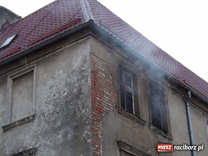 Zdjęcie w galerii na portalu naszraciborz.pl: Pożar w kamienicy na rogu Mariańskiej i Michejdy! Jedna osoba ranna wiadomości z regionu