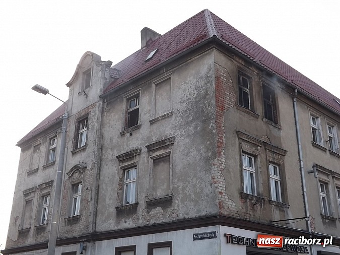 Zdjęcie w galerii na portalu naszraciborz.pl: Pożar w kamienicy na rogu Mariańskiej i Michejdy! Jedna osoba ranna wiadomości z regionu