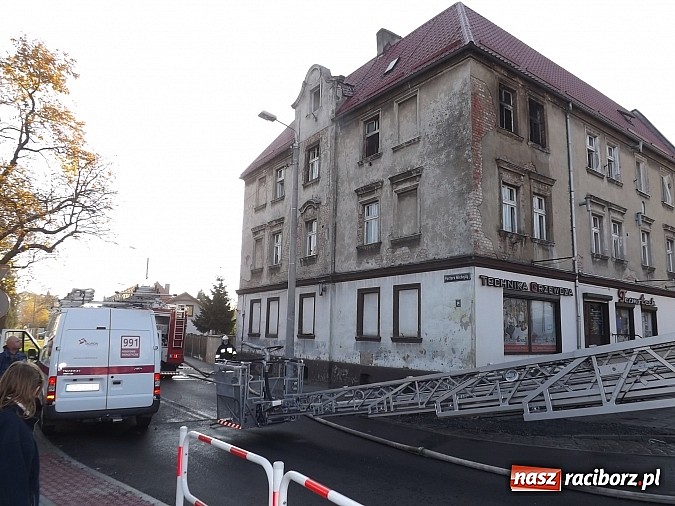 Zdjęcie w galerii na portalu naszraciborz.pl: Pożar w kamienicy na rogu Mariańskiej i Michejdy! Jedna osoba ranna wiadomości z regionu
