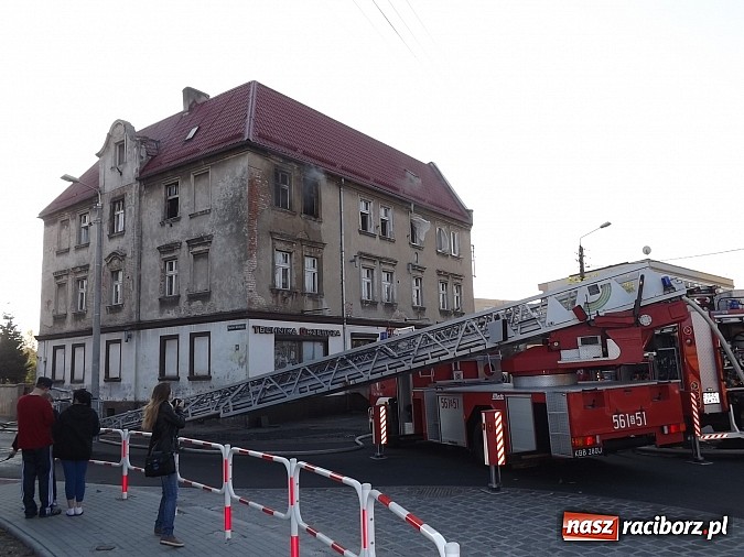 Zdjęcie w galerii na portalu naszraciborz.pl: Pożar w kamienicy na rogu Mariańskiej i Michejdy! Jedna osoba ranna wiadomości z regionu