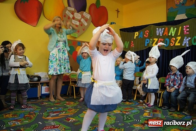 Zdjęcie w galerii na portalu naszraciborz.pl: Dzieci z Nędzy oficjalnie pasowane na przedszkolaka wiadomości z regionu