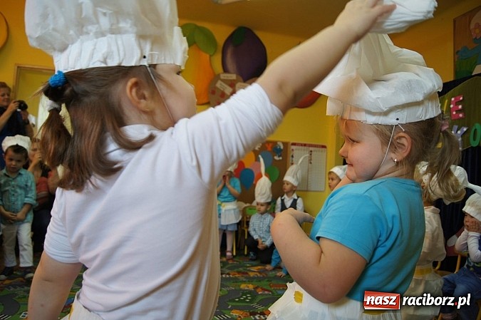 Zdjęcie w galerii na portalu naszraciborz.pl: Dzieci z Nędzy oficjalnie pasowane na przedszkolaka wiadomości z regionu
