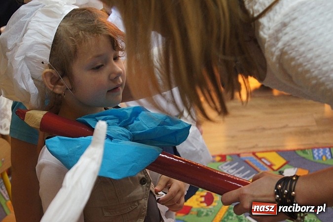 Zdjęcie w galerii na portalu naszraciborz.pl: Dzieci z Nędzy oficjalnie pasowane na przedszkolaka wiadomości z regionu