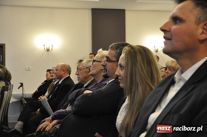 Zdjęcie w galerii na portalu naszraciborz.pl: Dawid Wacławczyk wyłożył karty na stół. Dostało się prezydentowi z miss Pakistanu w tle wiadomości z regionu