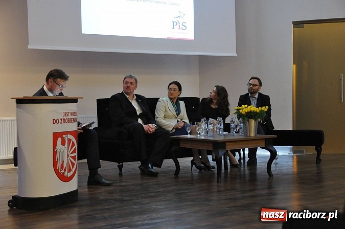 Zdjęcie w galerii na portalu naszraciborz.pl: Dawid Wacławczyk wyłożył karty na stół. Dostało się prezydentowi z miss Pakistanu w tle wiadomości z regionu