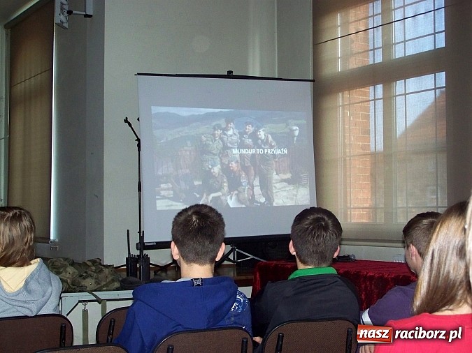 Zdjęcie w galerii na portalu naszraciborz.pl: Gimnazjum nr 5 nawiązało współpracę ze Strzelcem wiadomości z regionu