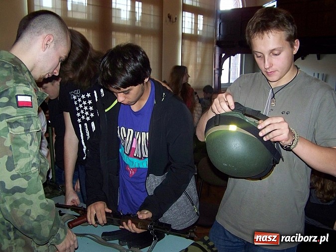 Zdjęcie w galerii na portalu naszraciborz.pl: Gimnazjum nr 5 nawiązało współpracę ze Strzelcem wiadomości z regionu