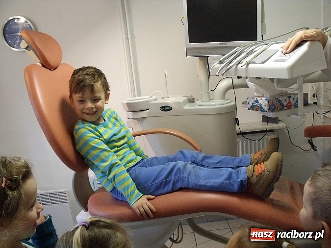 Zdjęcie w galerii na portalu naszraciborz.pl: Dbamy o ząbki, czyli wizyta przedszkolaków w gabinecie stomatologicznym wiadomości z regionu