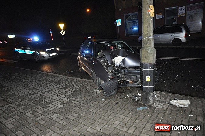 Zdjęcie w galerii na portalu naszraciborz.pl: Kierująca golfem wjechała w słup na Londzina wiadomości z regionu