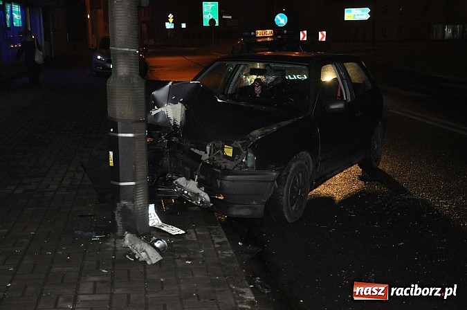 Zdjęcie w galerii na portalu naszraciborz.pl: Kierująca golfem wjechała w słup na Londzina wiadomości z regionu