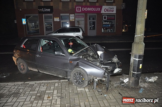 Zdjęcie w galerii na portalu naszraciborz.pl: Kierująca golfem wjechała w słup na Londzina wiadomości z regionu