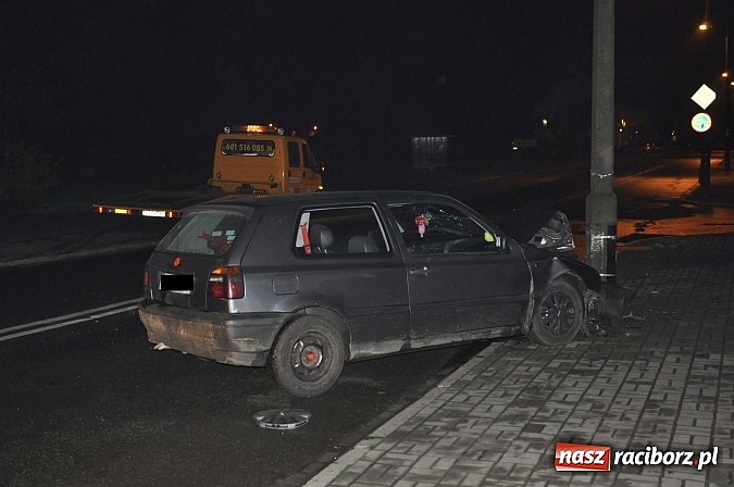 Zdjęcie w galerii na portalu naszraciborz.pl: Kierująca golfem wjechała w słup na Londzina wiadomości z regionu