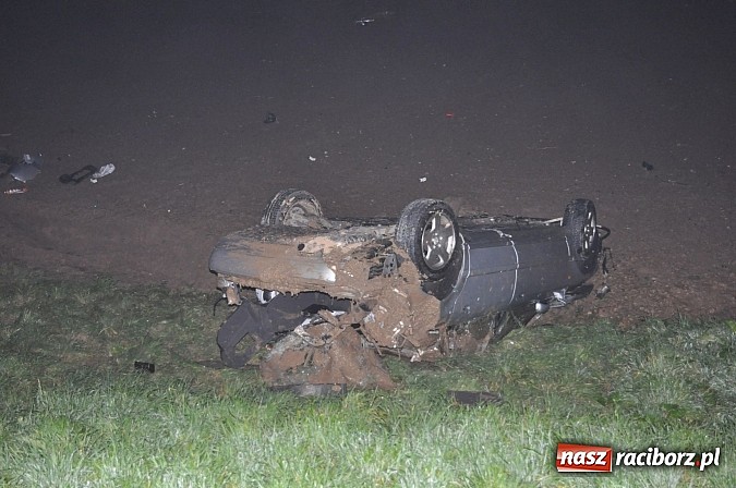 Zdjęcie w galerii na portalu naszraciborz.pl: Audi dachowało na DK 45 za Szonowicami. Dwie osoby w szpitalu. Kto był kierowcą? wiadomości z regionu