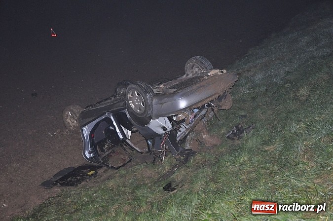 Zdjęcie w galerii na portalu naszraciborz.pl: Audi dachowało na DK 45 za Szonowicami. Dwie osoby w szpitalu. Kto był kierowcą? wiadomości z regionu