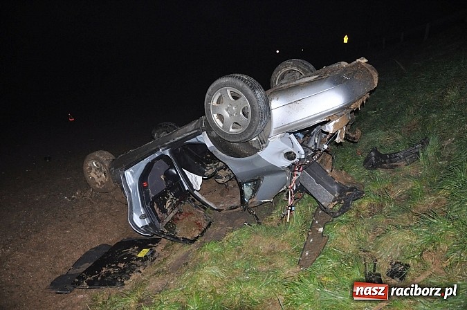 Zdjęcie w galerii na portalu naszraciborz.pl: Audi dachowało na DK 45 za Szonowicami. Dwie osoby w szpitalu. Kto był kierowcą? wiadomości z regionu
