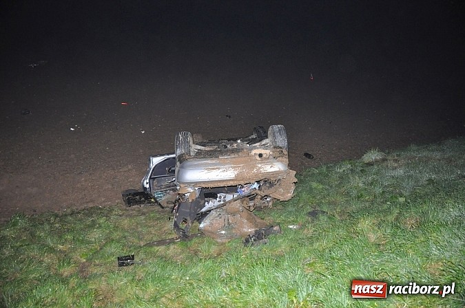 Zdjęcie w galerii na portalu naszraciborz.pl: Audi dachowało na DK 45 za Szonowicami. Dwie osoby w szpitalu. Kto był kierowcą? wiadomości z regionu