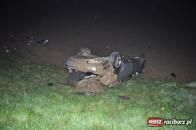 Zdjęcie w galerii na portalu naszraciborz.pl: Audi dachowało na DK 45 za Szonowicami. Dwie osoby w szpitalu. Kto był kierowcą? wiadomości z regionu