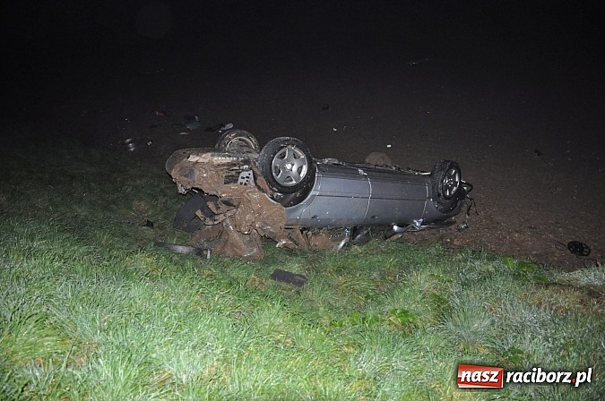 Zdjęcie w galerii na portalu naszraciborz.pl: Audi dachowało na DK 45 za Szonowicami. Dwie osoby w szpitalu. Kto był kierowcą? wiadomości z regionu