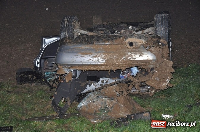 Zdjęcie w galerii na portalu naszraciborz.pl: Audi dachowało na DK 45 za Szonowicami. Dwie osoby w szpitalu. Kto był kierowcą? wiadomości z regionu