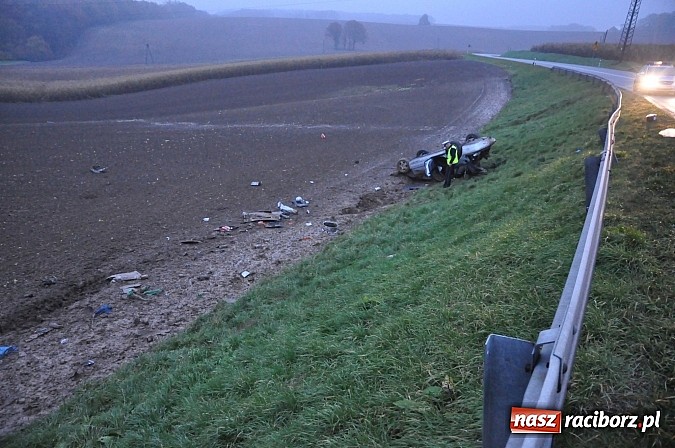 Zdjęcie w galerii na portalu naszraciborz.pl: Audi dachowało na DK 45 za Szonowicami. Dwie osoby w szpitalu. Kto był kierowcą? wiadomości z regionu
