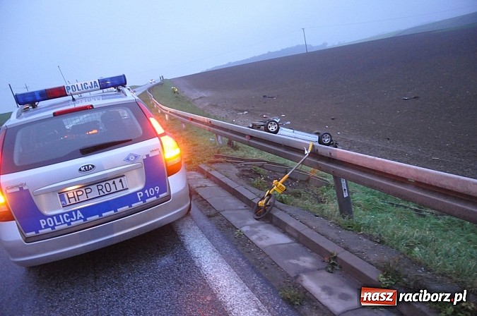 Zdjęcie w galerii na portalu naszraciborz.pl: Audi dachowało na DK 45 za Szonowicami. Dwie osoby w szpitalu. Kto był kierowcą? wiadomości z regionu