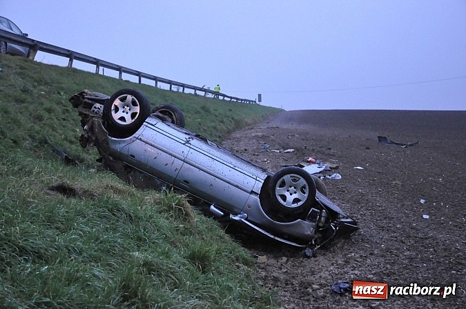 Zdjęcie w galerii na portalu naszraciborz.pl: Audi dachowało na DK 45 za Szonowicami. Dwie osoby w szpitalu. Kto był kierowcą? wiadomości z regionu