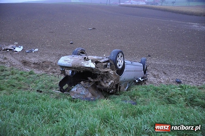Zdjęcie w galerii na portalu naszraciborz.pl: Audi dachowało na DK 45 za Szonowicami. Dwie osoby w szpitalu. Kto był kierowcą? wiadomości z regionu