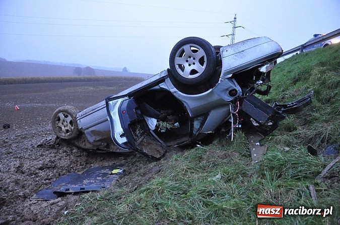 Zdjęcie w galerii na portalu naszraciborz.pl: Audi dachowało na DK 45 za Szonowicami. Dwie osoby w szpitalu. Kto był kierowcą? wiadomości z regionu