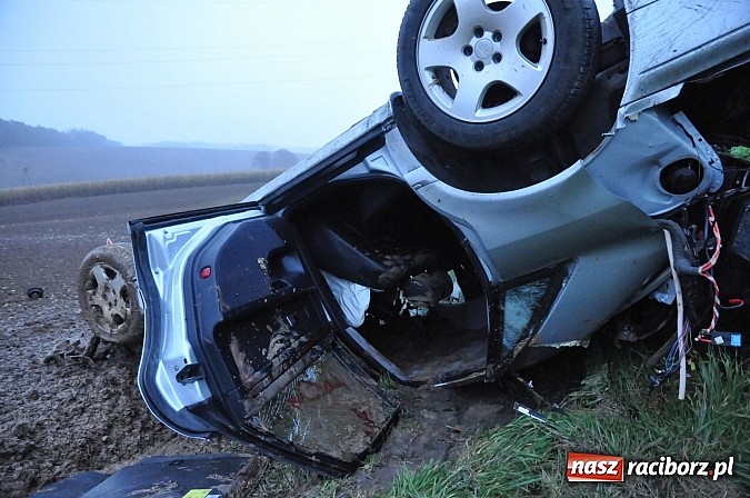 Zdjęcie w galerii na portalu naszraciborz.pl: Audi dachowało na DK 45 za Szonowicami. Dwie osoby w szpitalu. Kto był kierowcą? wiadomości z regionu