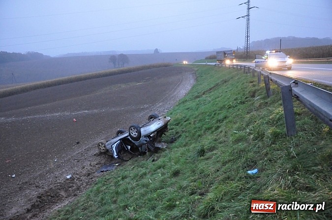 Zdjęcie w galerii na portalu naszraciborz.pl: Audi dachowało na DK 45 za Szonowicami. Dwie osoby w szpitalu. Kto był kierowcą? wiadomości z regionu