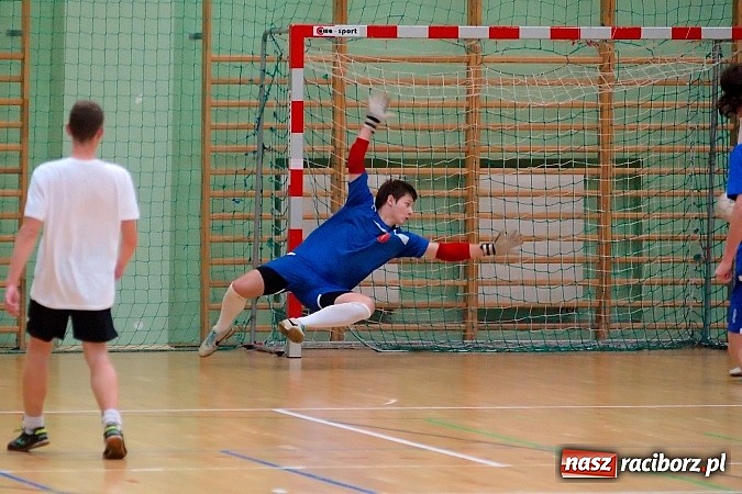 Zdjęcie w galerii na portalu naszraciborz.pl: Słaba inauguracja Feniksa. Nerwówka w starciu Tritli i Wychylylybymy wiadomości z regionu