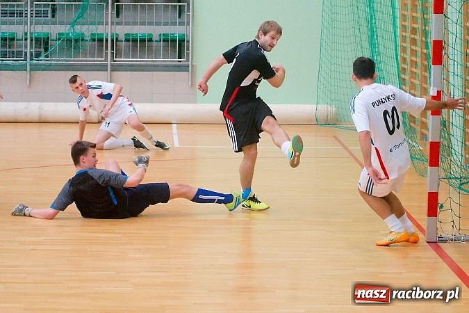 Zdjęcie w galerii na portalu naszraciborz.pl: Słaba inauguracja Feniksa. Nerwówka w starciu Tritli i Wychylylybymy wiadomości z regionu