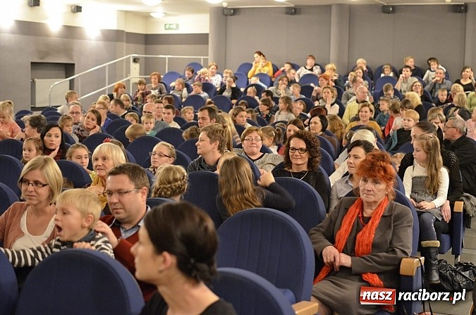 Zdjęcie w galerii na portalu naszraciborz.pl: Pchła Szachrajka bawiła dzieci w raciborskiej Strzesze wiadomości z regionu